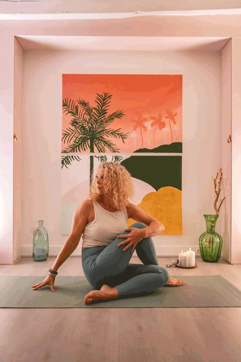 Caroline en posture de yoga
