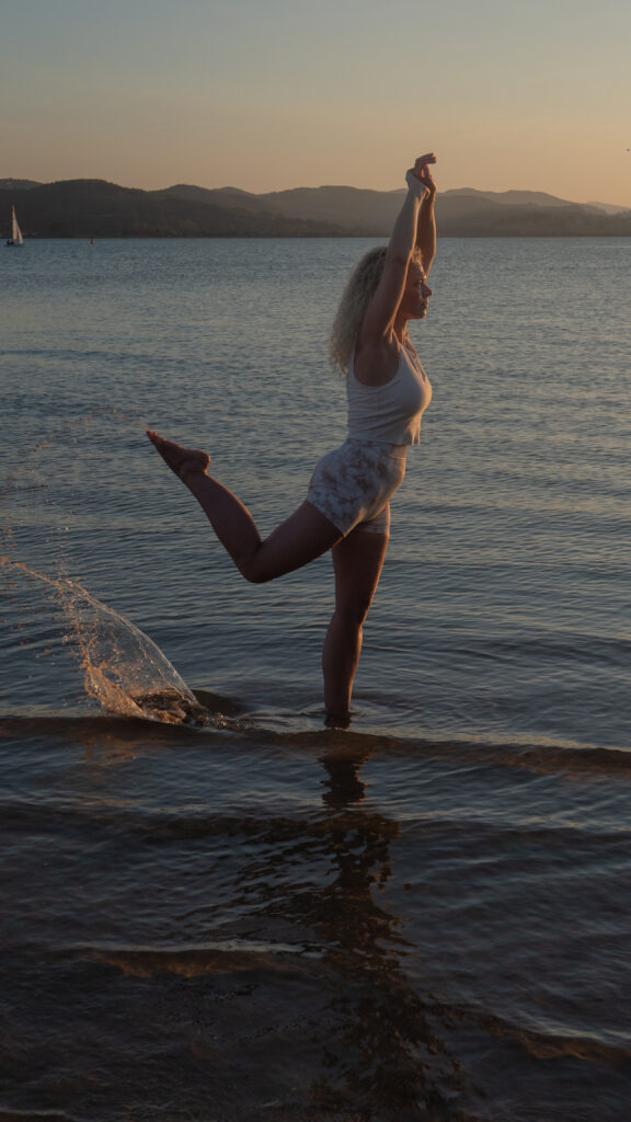 posture de yoga en bord de mer